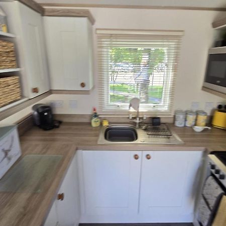 Luxury Lakeside Caravan With Hottub And Private Fishing Peg, Tattershall Lakes Exterior photo