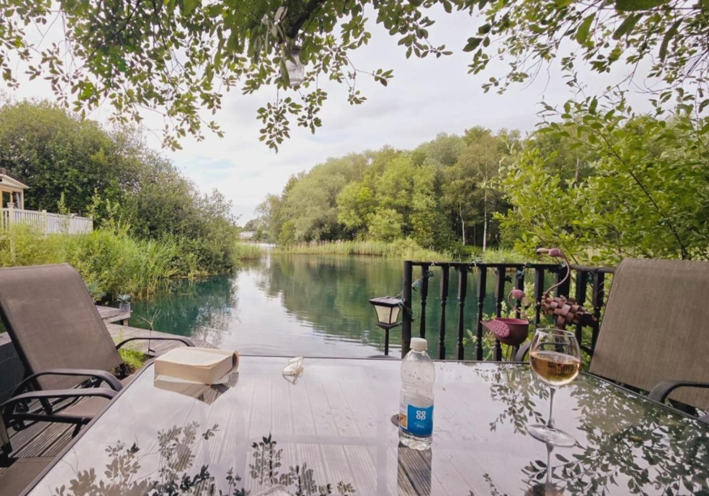 Luxury Lakeside Caravan With Hottub And Private Fishing Peg, Tattershall Lakes Exterior photo