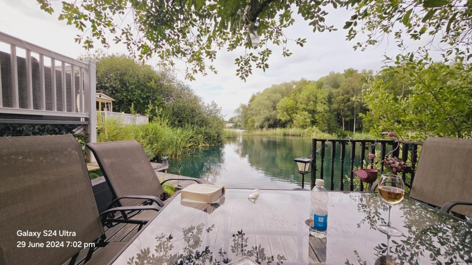 Luxury Lakeside Caravan With Hottub And Private Fishing Peg, Tattershall Lakes Exterior photo