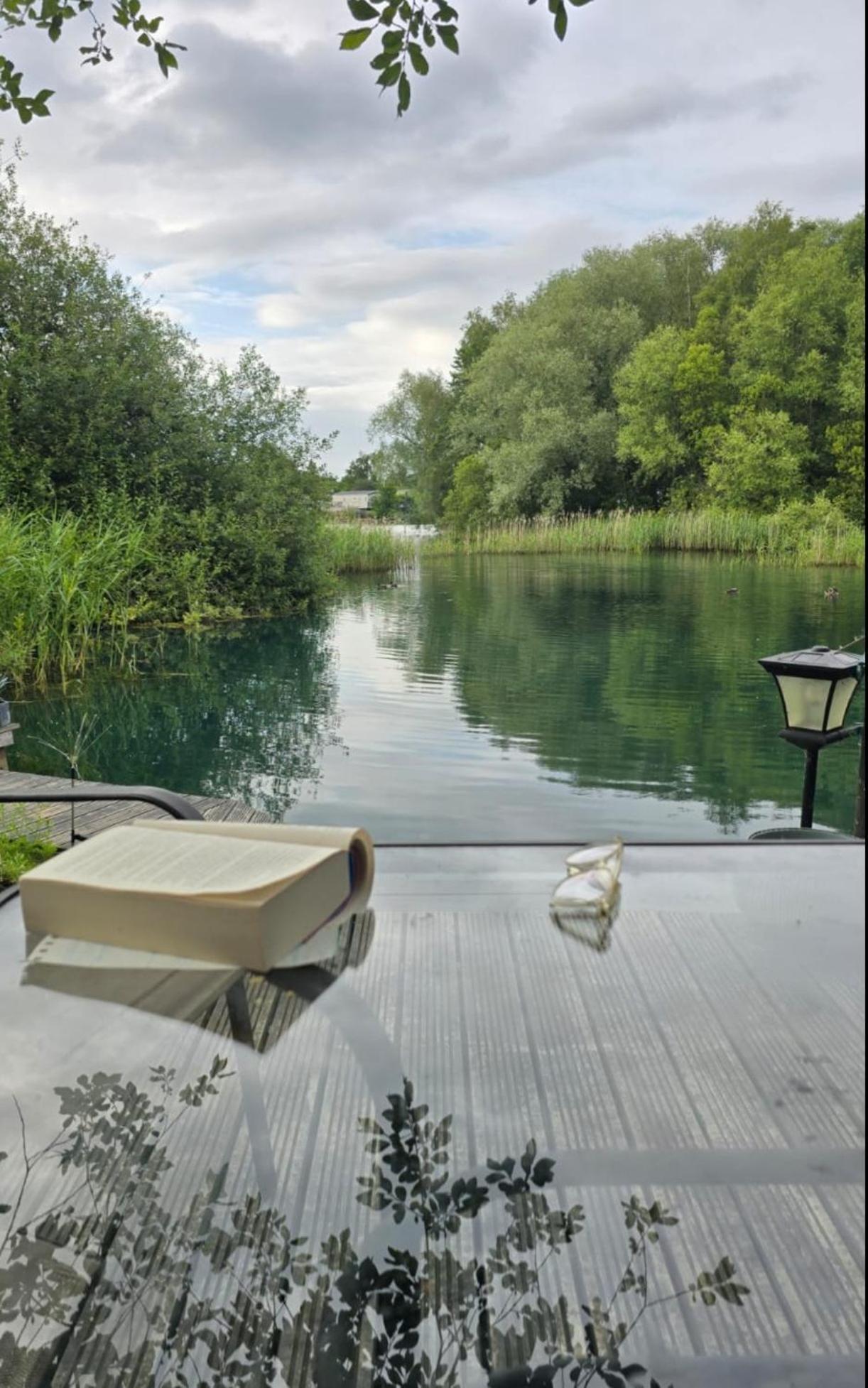 Luxury Lakeside Caravan With Hottub And Private Fishing Peg, Tattershall Lakes Exterior photo